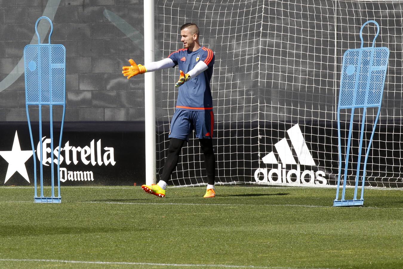 El entrenamiento del Valencia a puerta abierta, en imágenes