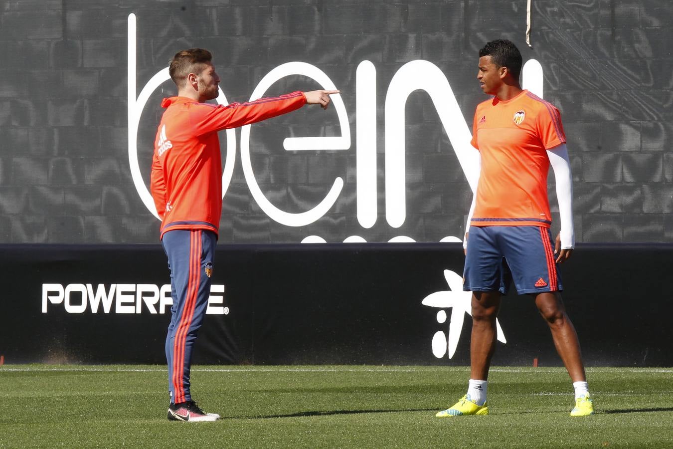 El entrenamiento del Valencia a puerta abierta, en imágenes