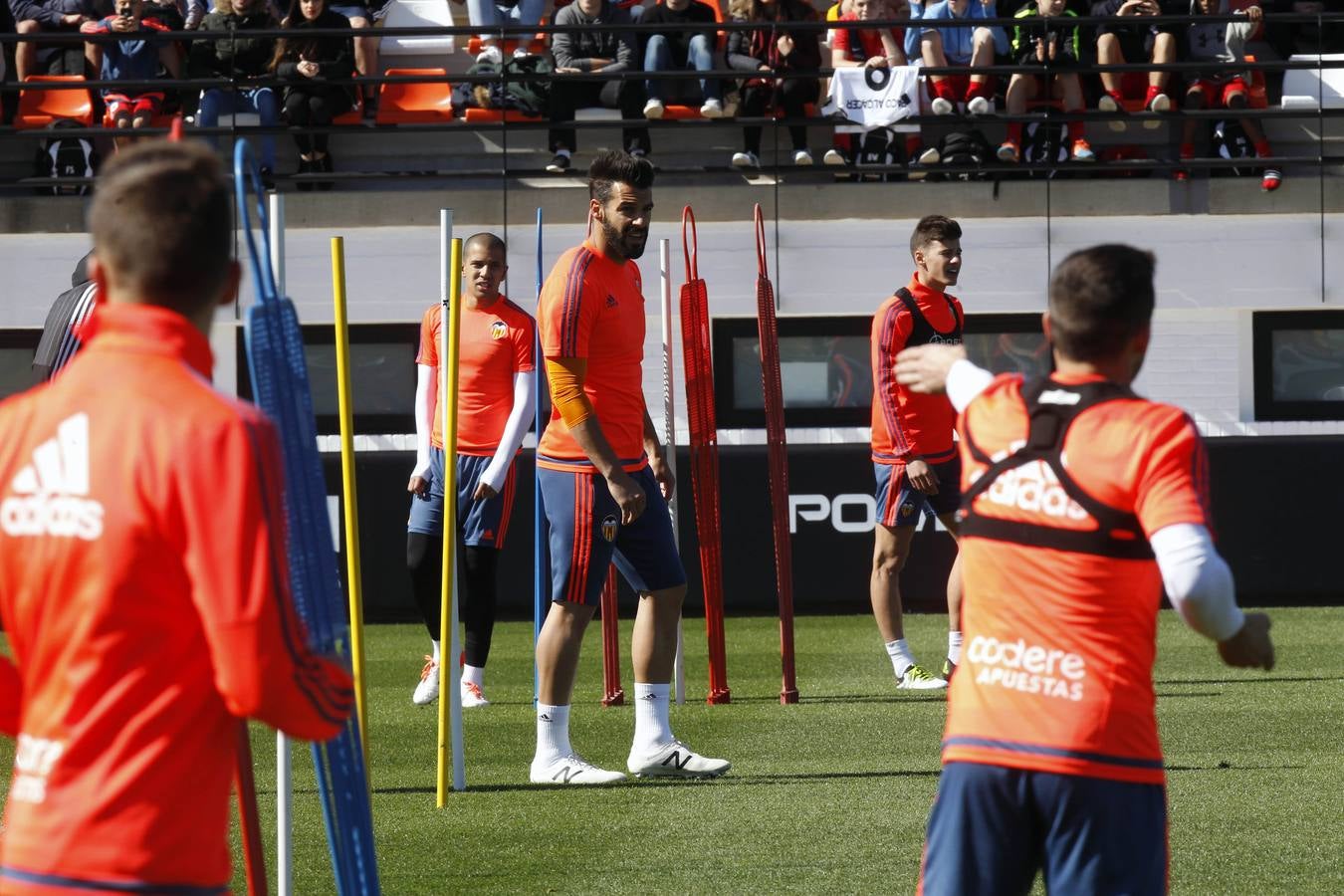 El entrenamiento del Valencia a puerta abierta, en imágenes