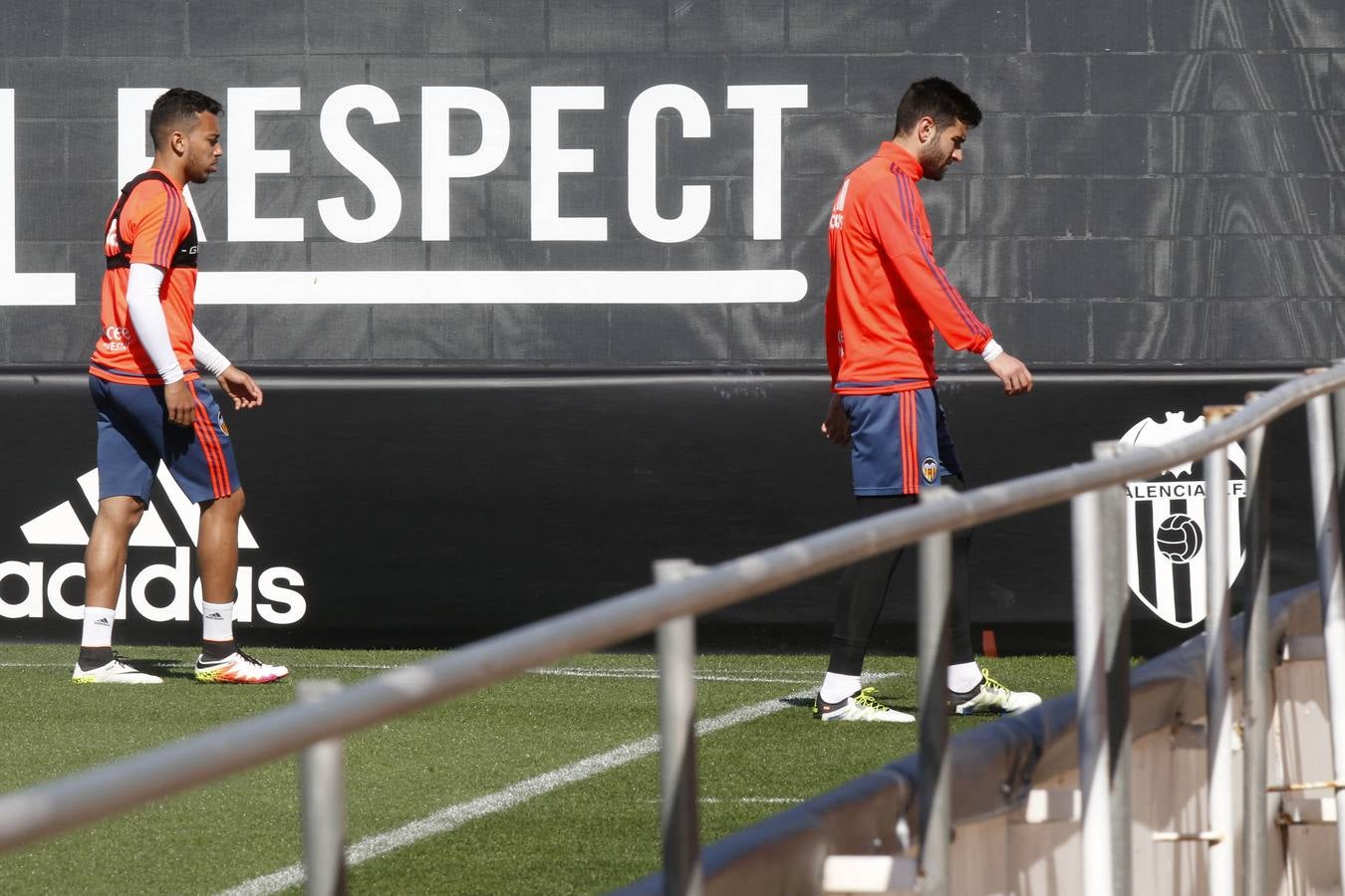 El entrenamiento del Valencia a puerta abierta, en imágenes