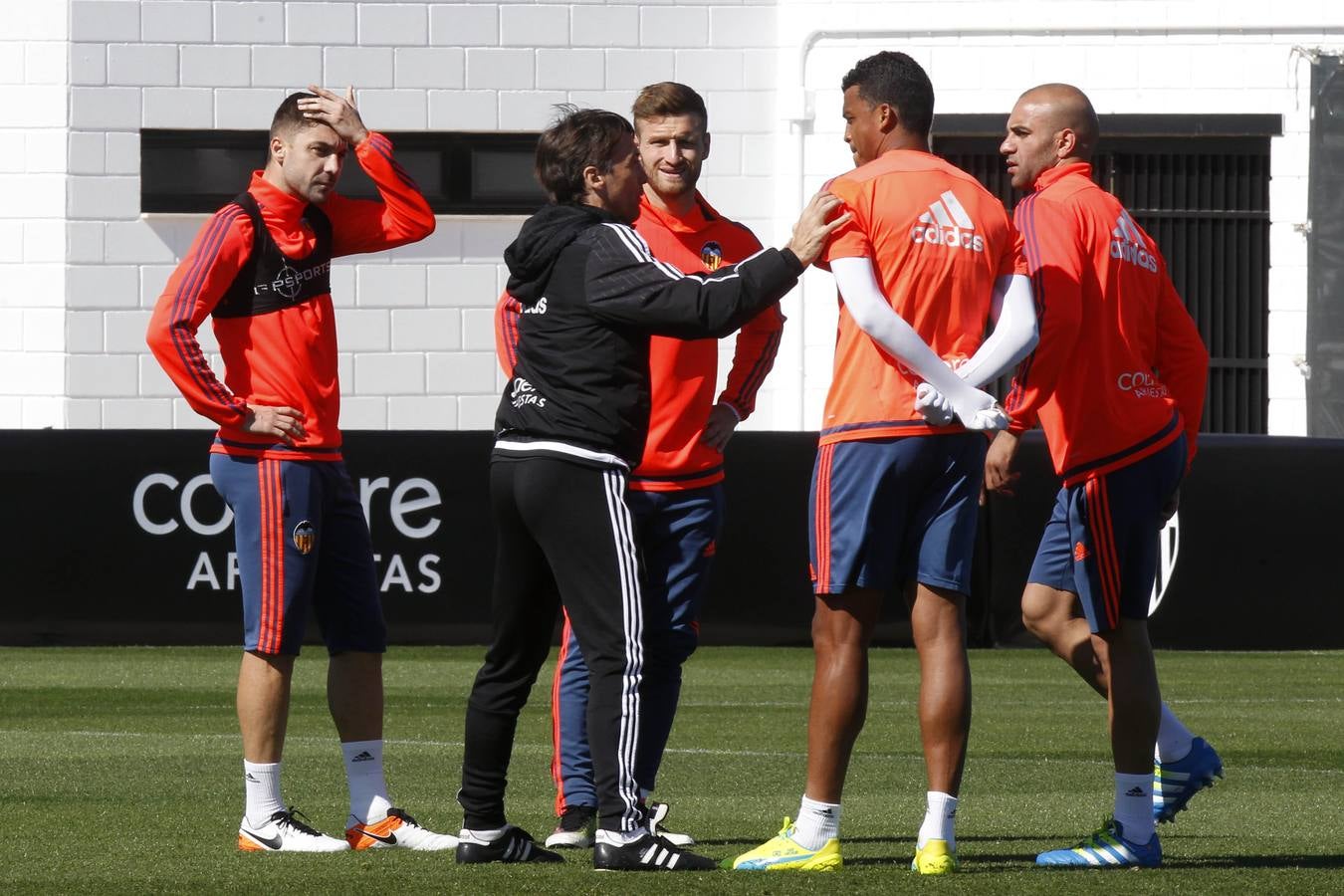 El entrenamiento del Valencia a puerta abierta, en imágenes