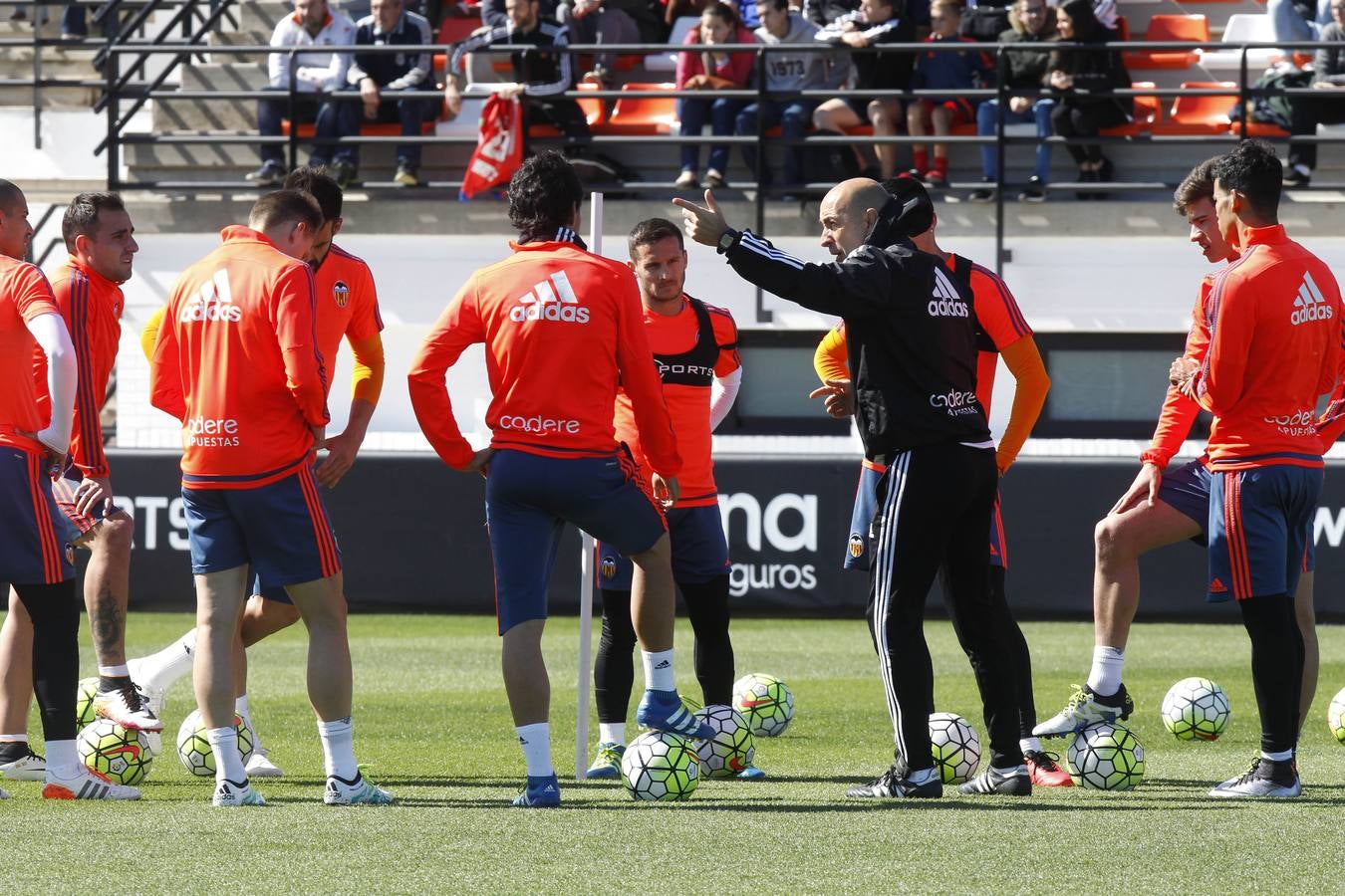 El entrenamiento del Valencia a puerta abierta, en imágenes