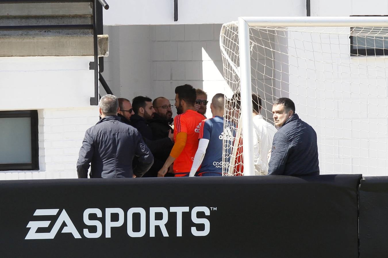 El entrenamiento del Valencia a puerta abierta, en imágenes