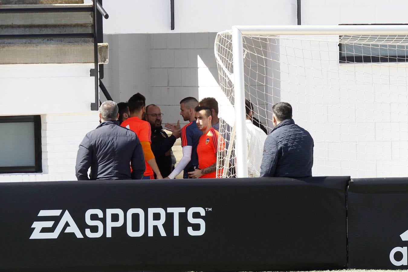 El entrenamiento del Valencia a puerta abierta, en imágenes