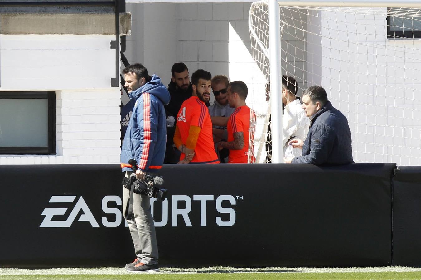 El entrenamiento del Valencia a puerta abierta, en imágenes