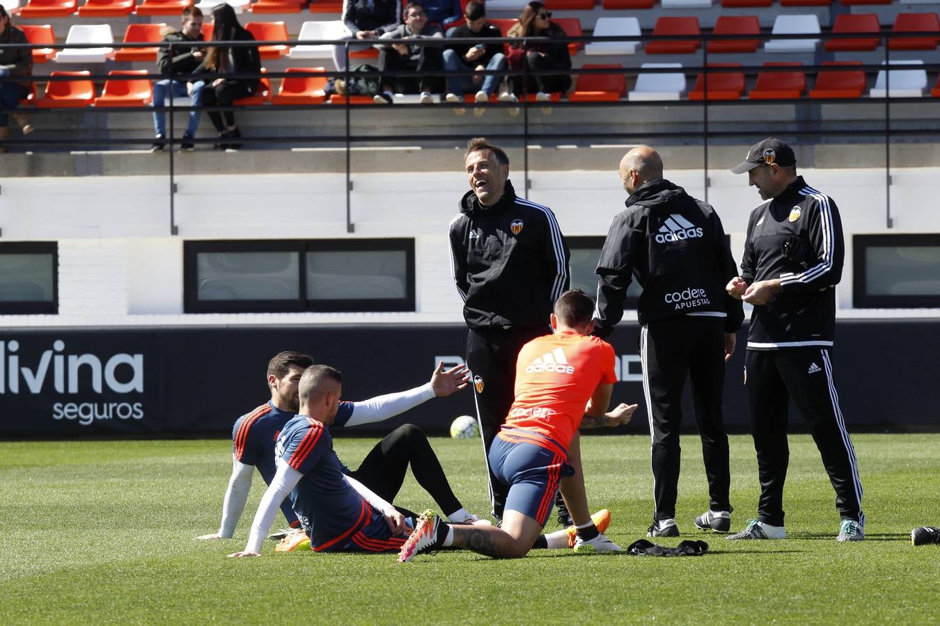 El entrenamiento del Valencia a puerta abierta, en imágenes