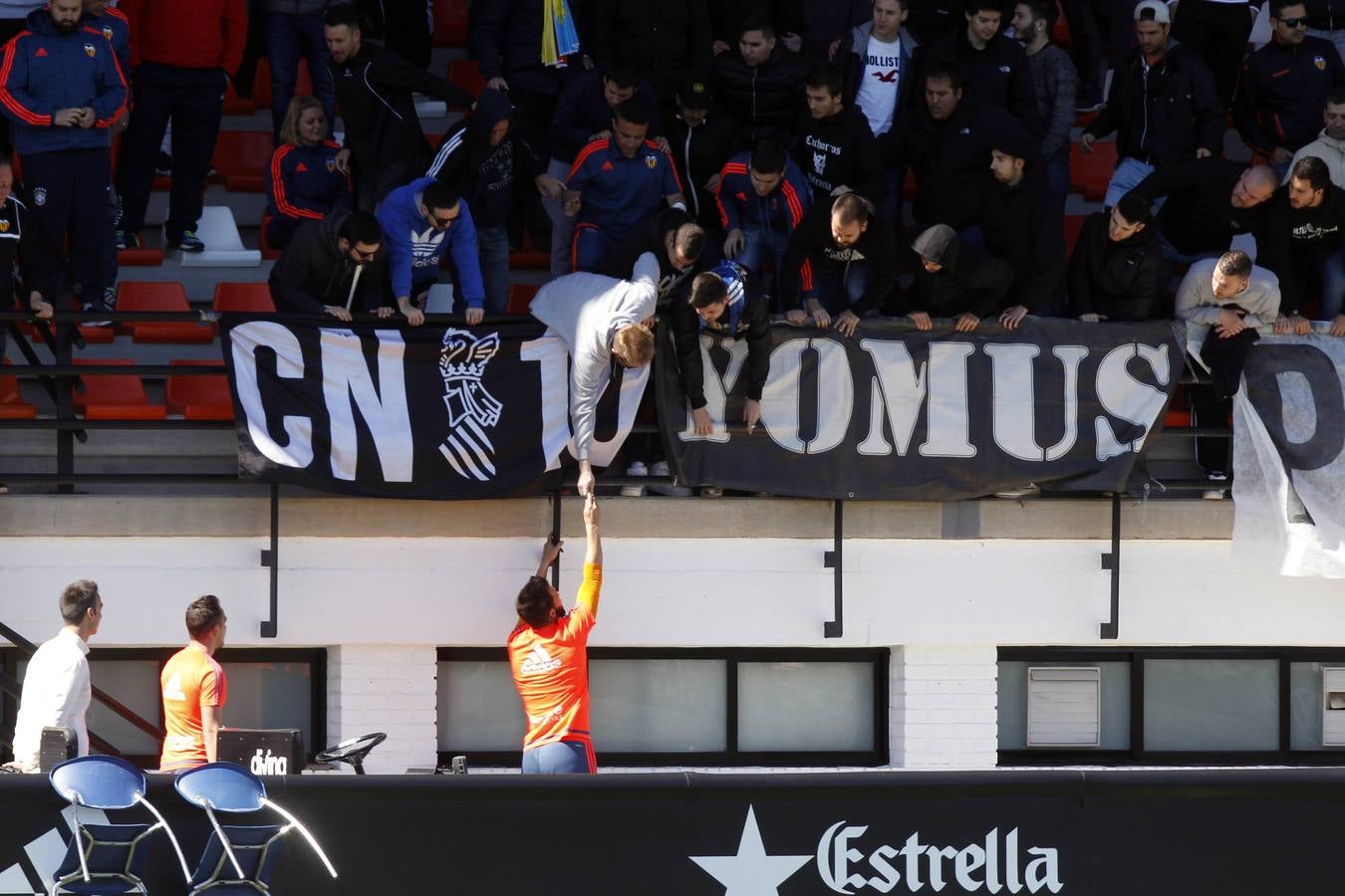 El entrenamiento del Valencia a puerta abierta, en imágenes