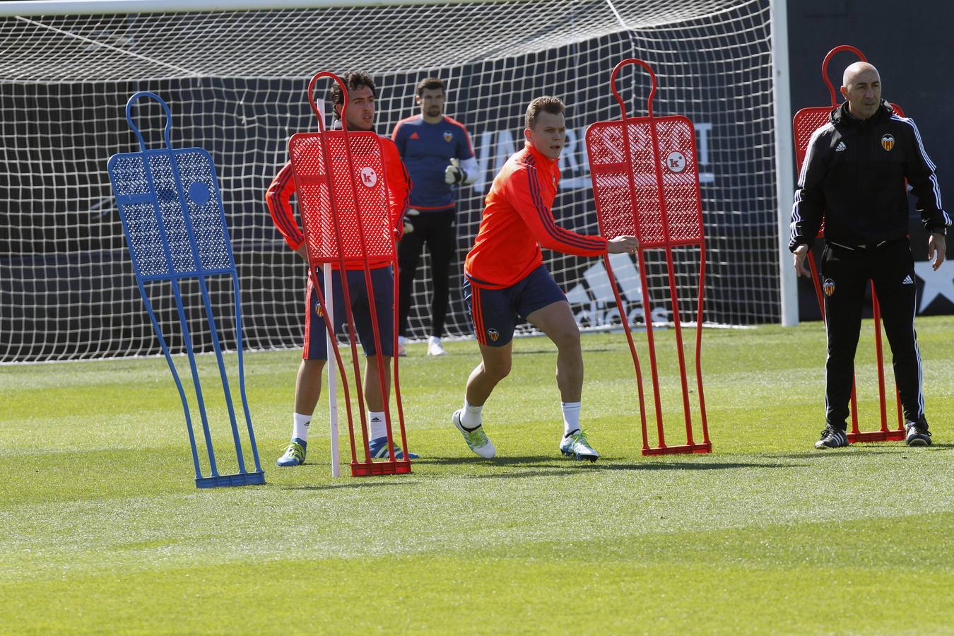 El entrenamiento del Valencia a puerta abierta, en imágenes