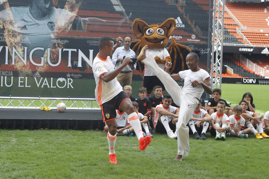 Fotos de la presentación de Nani, nuevo jugador del Valencia CF