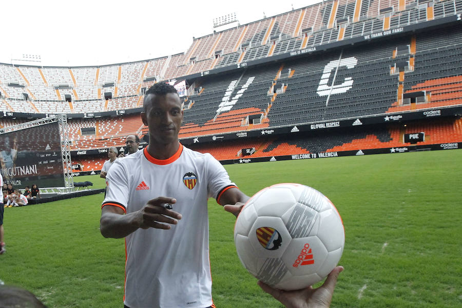 Fotos de la presentación de Nani, nuevo jugador del Valencia CF