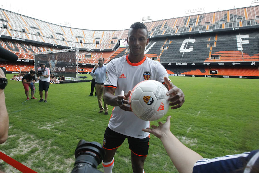 Fotos de la presentación de Nani, nuevo jugador del Valencia CF