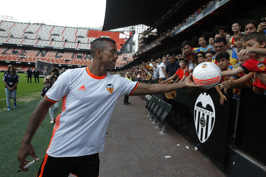 Fotos de la presentación de Nani, nuevo jugador del Valencia CF