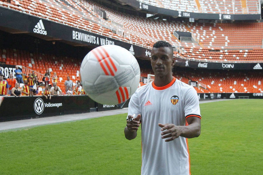 Fotos de la presentación de Nani, nuevo jugador del Valencia CF