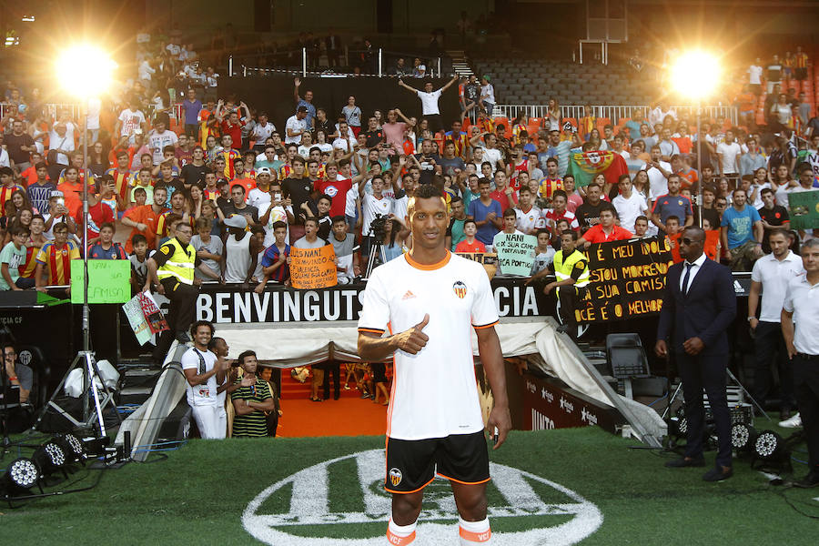 Fotos de la presentación de Nani, nuevo jugador del Valencia CF