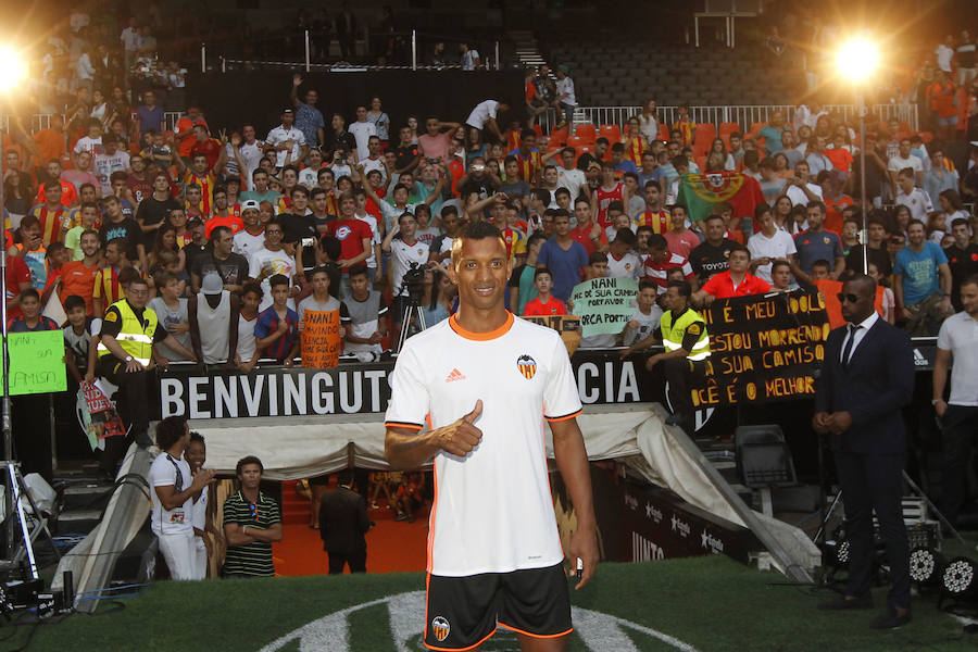 Fotos de la presentación de Nani, nuevo jugador del Valencia CF