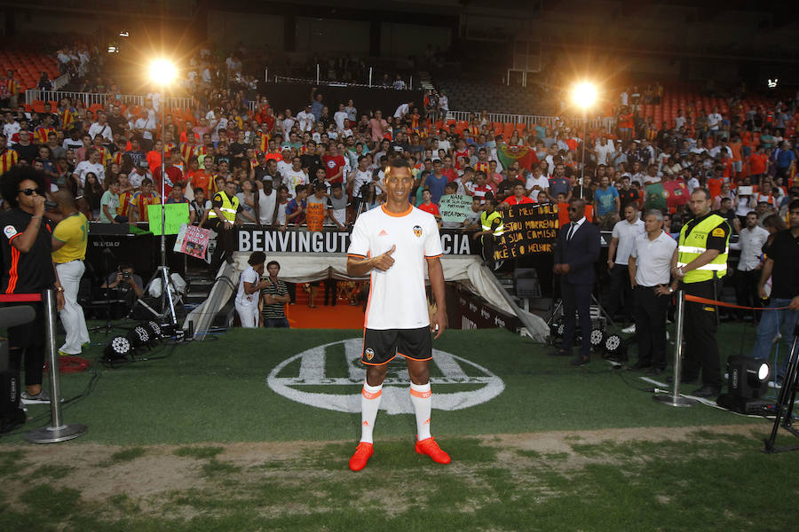 Fotos de la presentación de Nani, nuevo jugador del Valencia CF