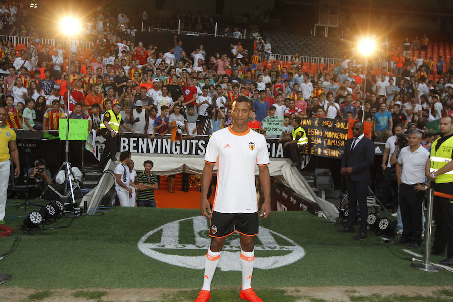 Fotos de la presentación de Nani, nuevo jugador del Valencia CF