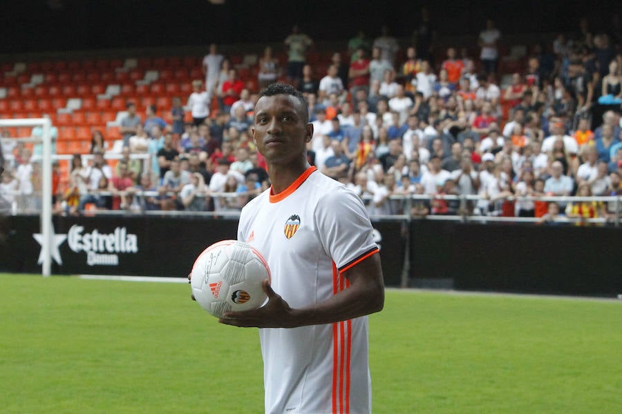 Fotos de la presentación de Nani, nuevo jugador del Valencia CF