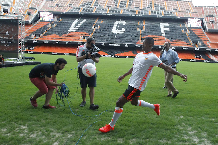 Fotos de la presentación de Nani, nuevo jugador del Valencia CF