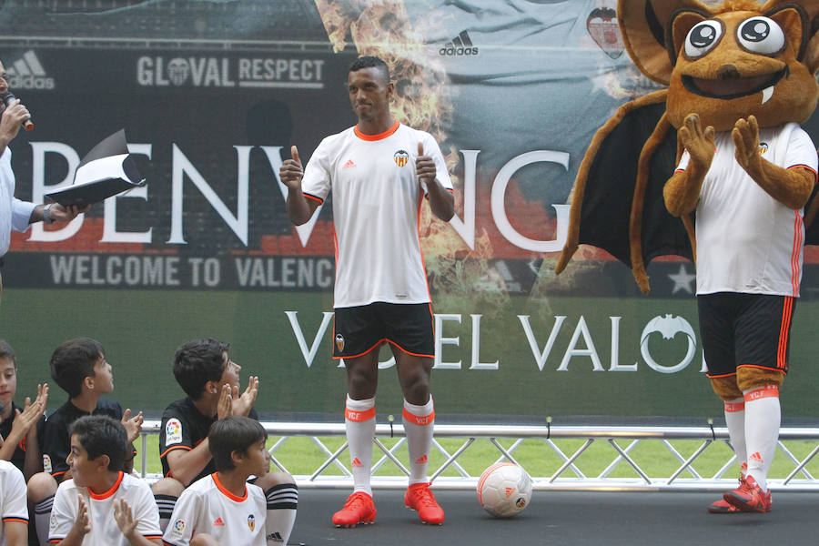 Fotos de la presentación de Nani, nuevo jugador del Valencia CF