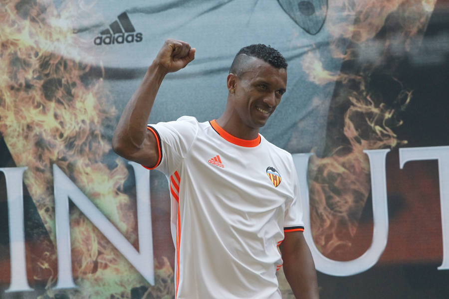 Fotos de la presentación de Nani, nuevo jugador del Valencia CF