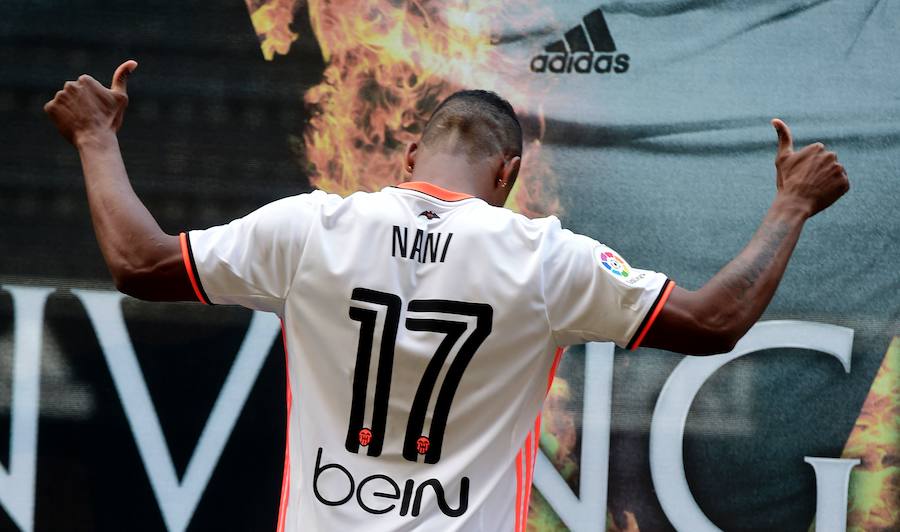 Fotos de la presentación de Nani, nuevo jugador del Valencia CF