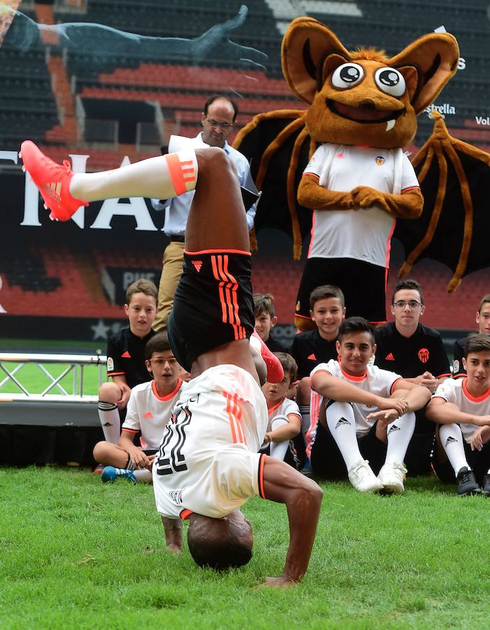 Fotos de la presentación de Nani, nuevo jugador del Valencia CF