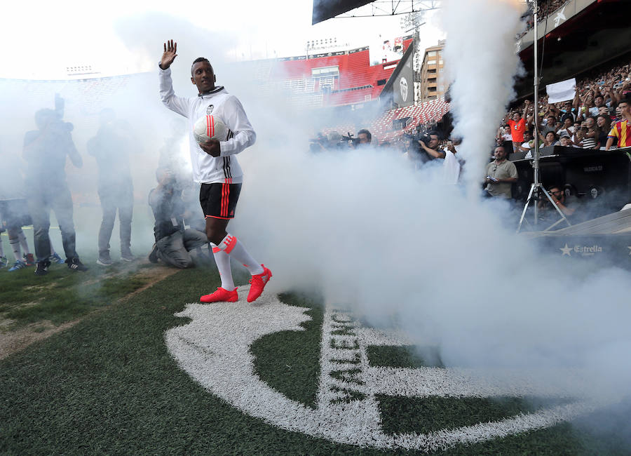 Fotos de la presentación de Nani, nuevo jugador del Valencia CF