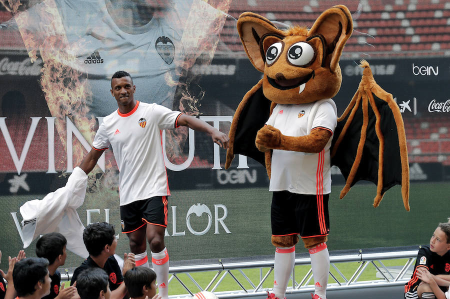 Fotos de la presentación de Nani, nuevo jugador del Valencia CF