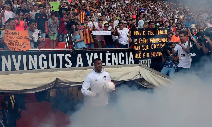 Fotos de la presentación de Nani, nuevo jugador del Valencia CF