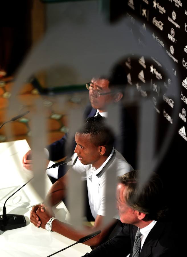 Fotos de la presentación de Nani, nuevo jugador del Valencia CF