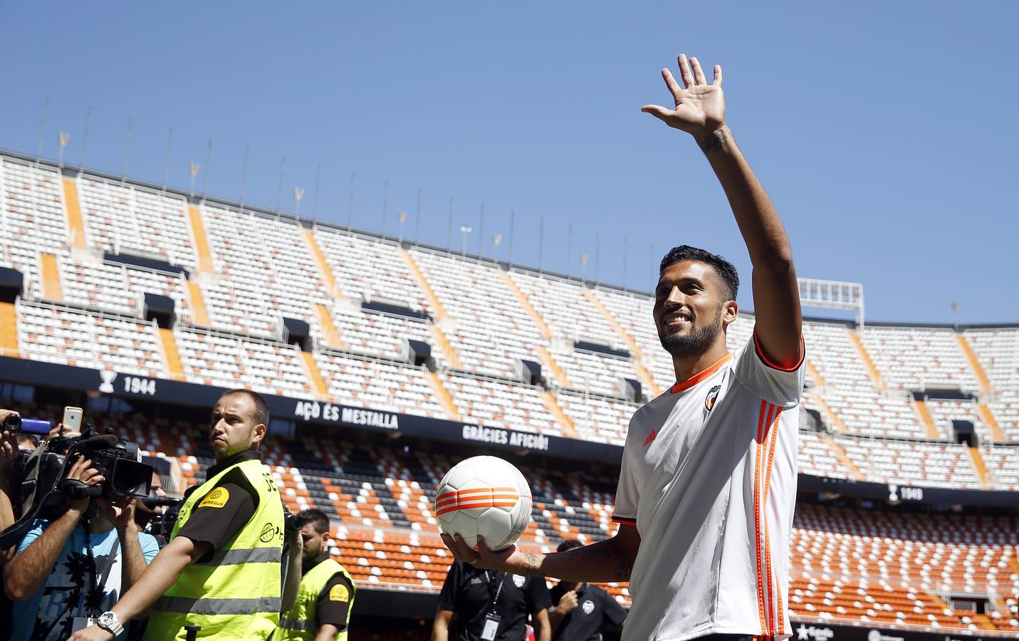 Fotos de la presentación de Garay y Mangala en Mestalla