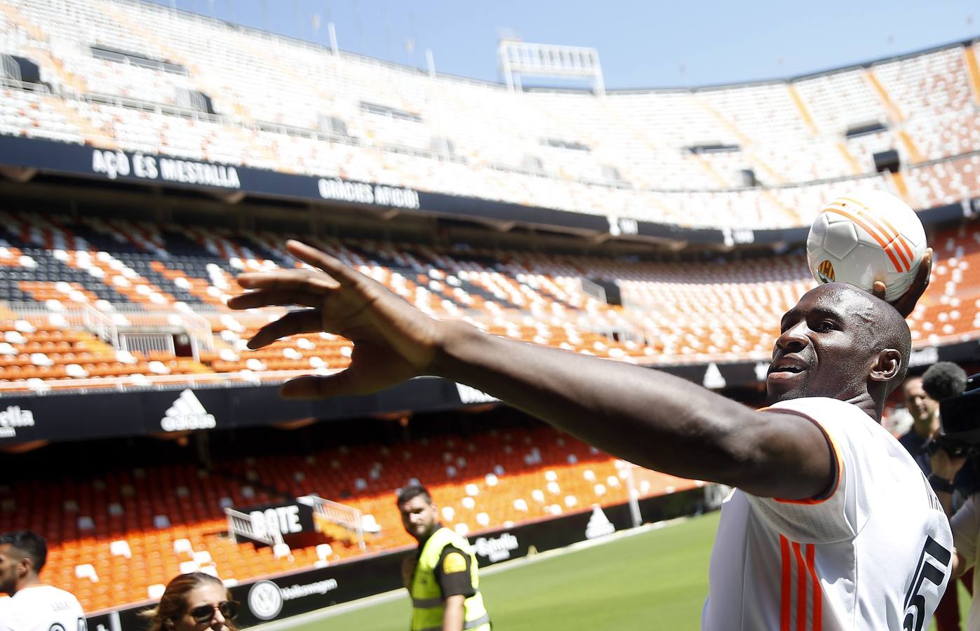 Fotos de la presentación de Garay y Mangala en Mestalla