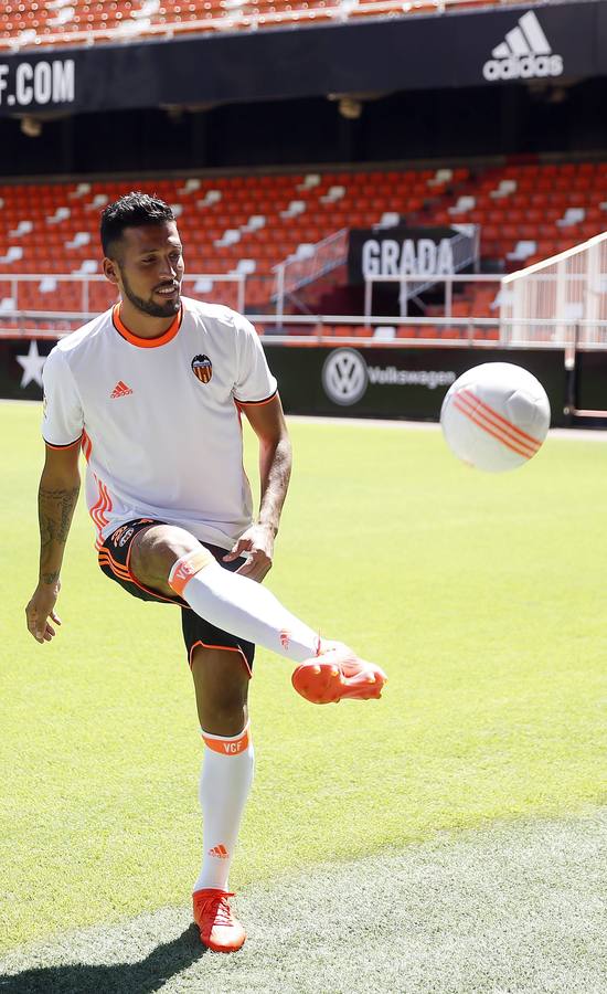 Fotos de la presentación de Garay y Mangala en Mestalla