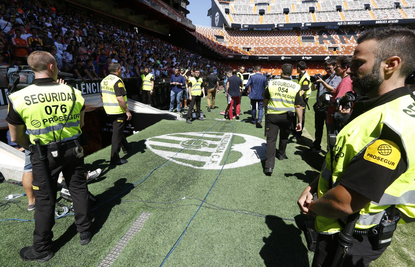 Fotos de la presentación de Garay y Mangala en Mestalla