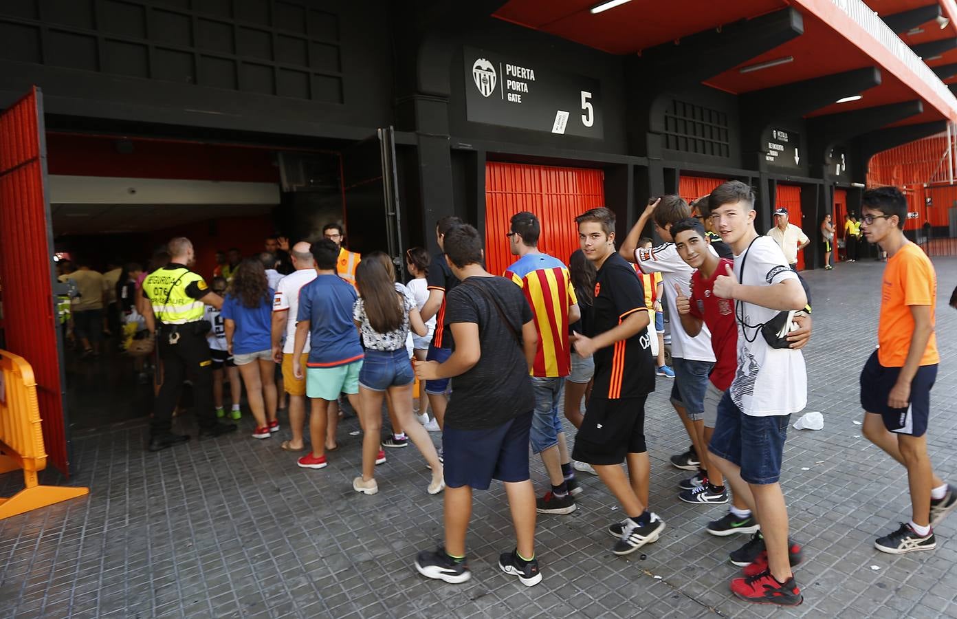 Fotos de la presentación de Garay y Mangala en Mestalla