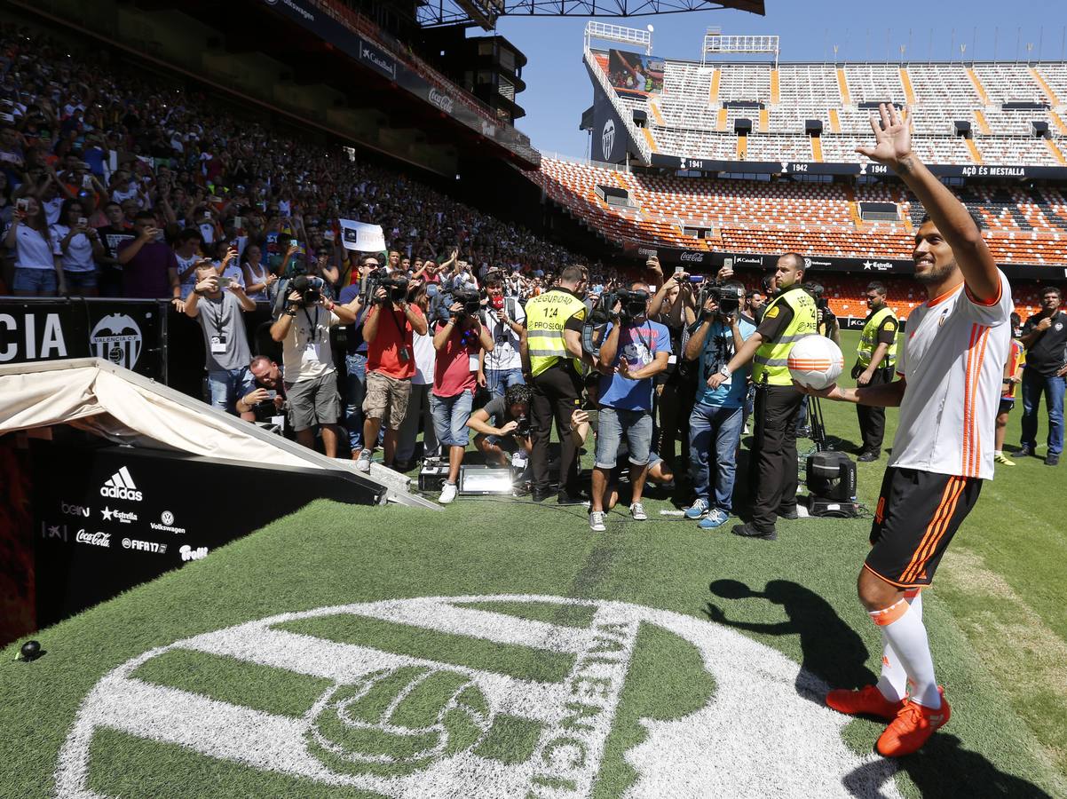 Fotos de la presentación de Garay y Mangala en Mestalla