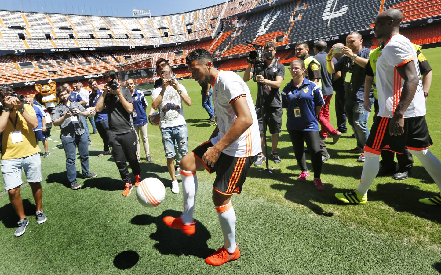 Fotos de la presentación de Garay y Mangala en Mestalla