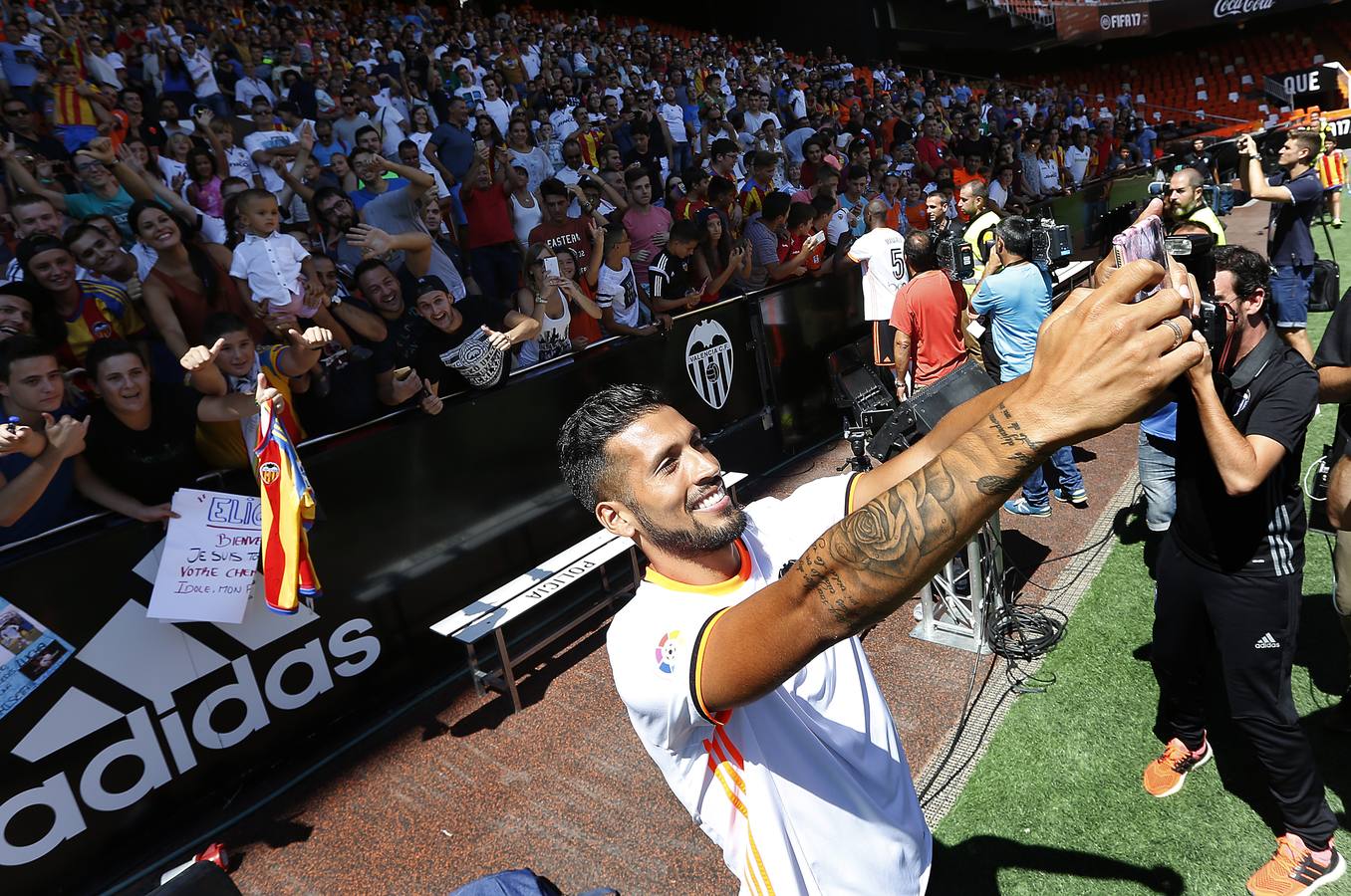 Fotos de la presentación de Garay y Mangala en Mestalla