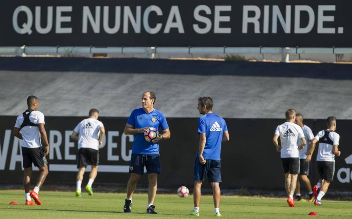 Fotos de la despedida de Pako Ayestarán del Valencia CF y del entrenamiento y rueda de prensa de Voro