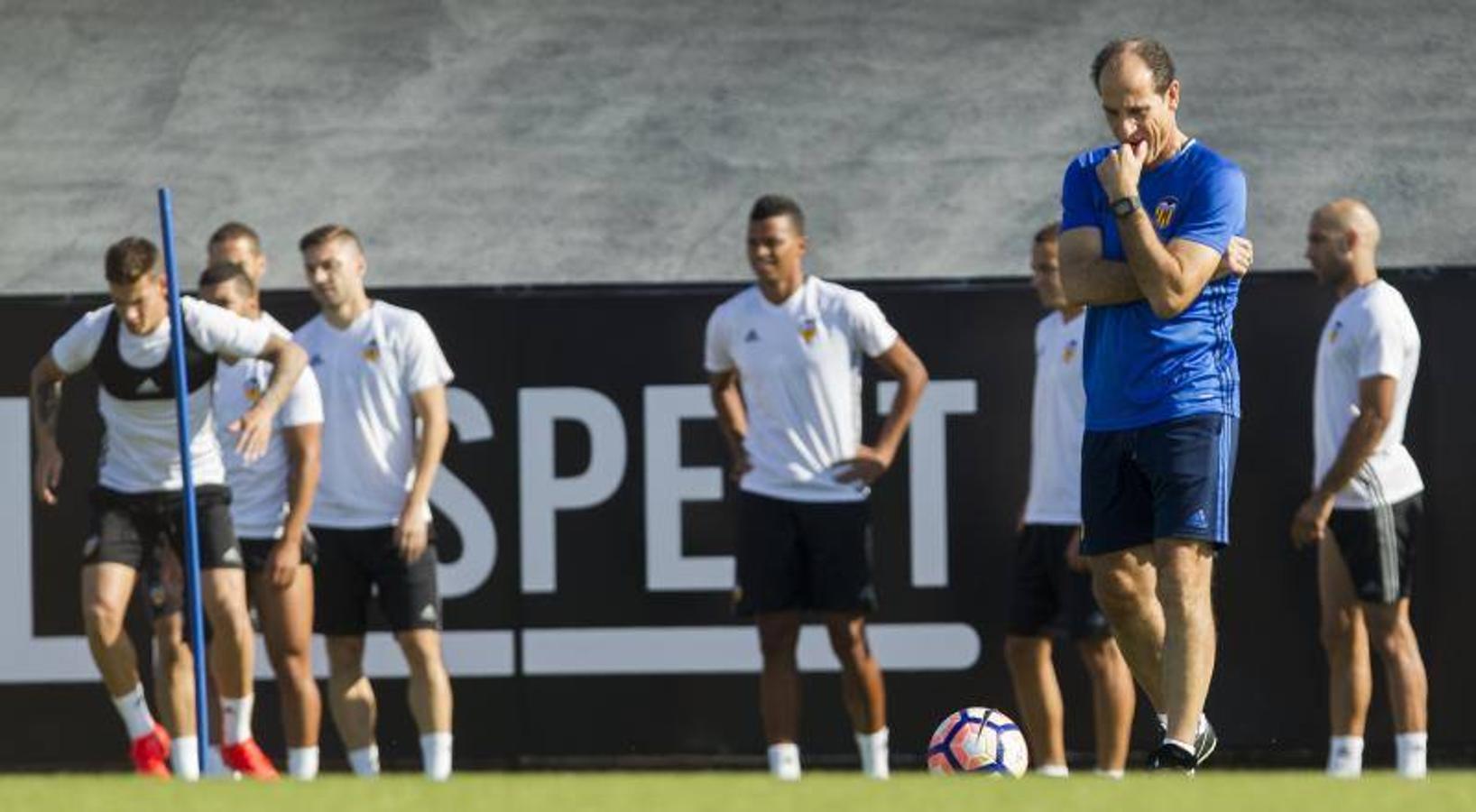 Fotos de la despedida de Pako Ayestarán del Valencia CF y del entrenamiento y rueda de prensa de Voro