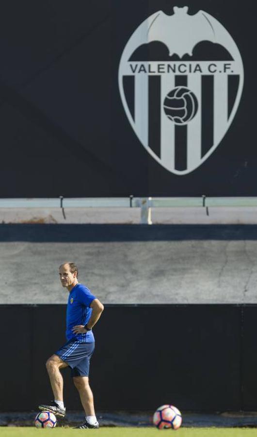 Fotos de la despedida de Pako Ayestarán del Valencia CF y del entrenamiento y rueda de prensa de Voro