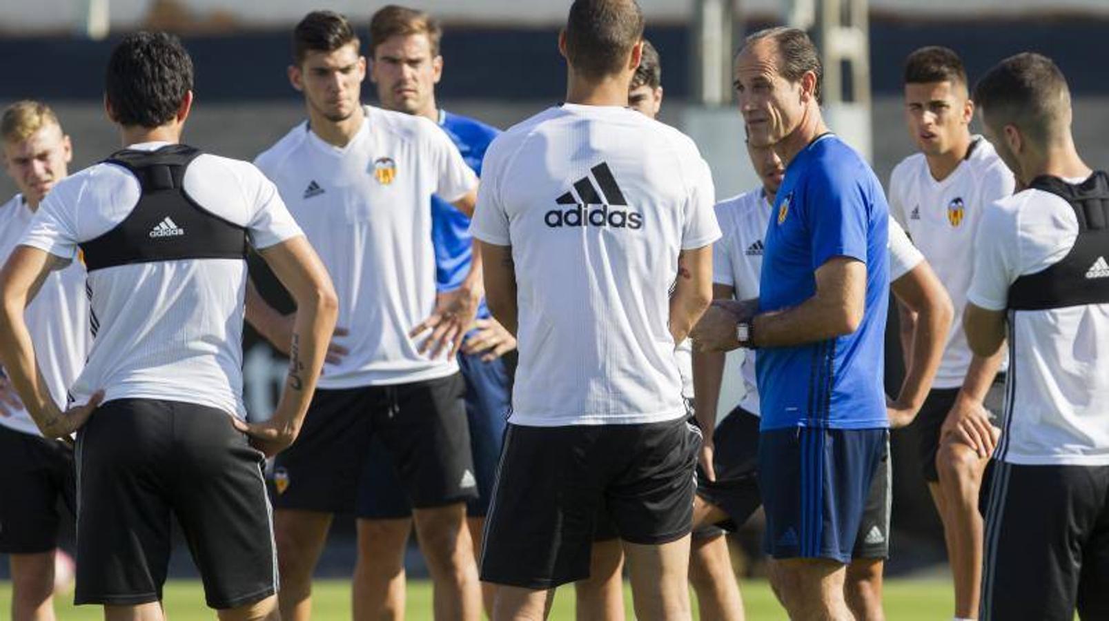 Fotos de la despedida de Pako Ayestarán del Valencia CF y del entrenamiento y rueda de prensa de Voro