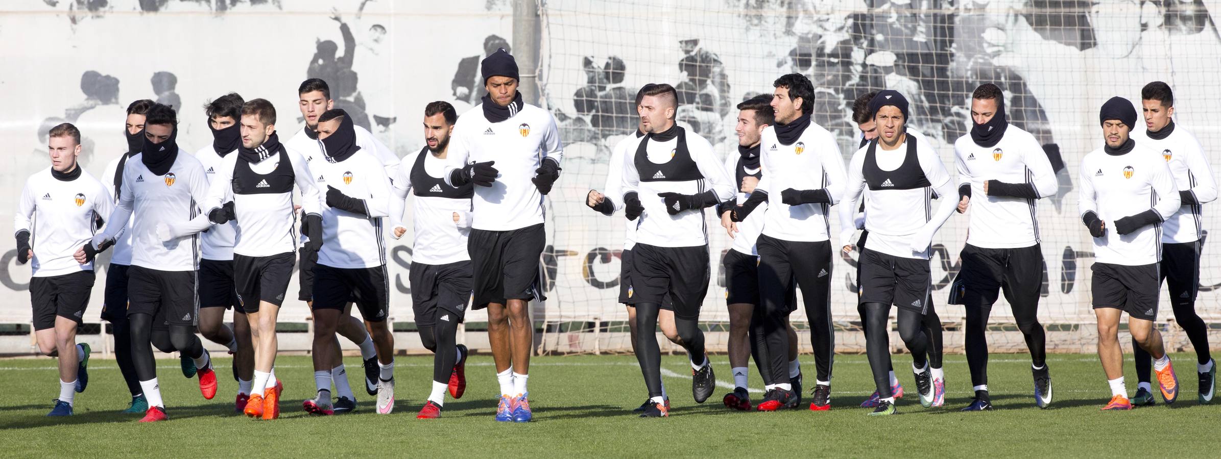 Fotos del entrenamiento del Valencia CF del viernes 30 de diciembre