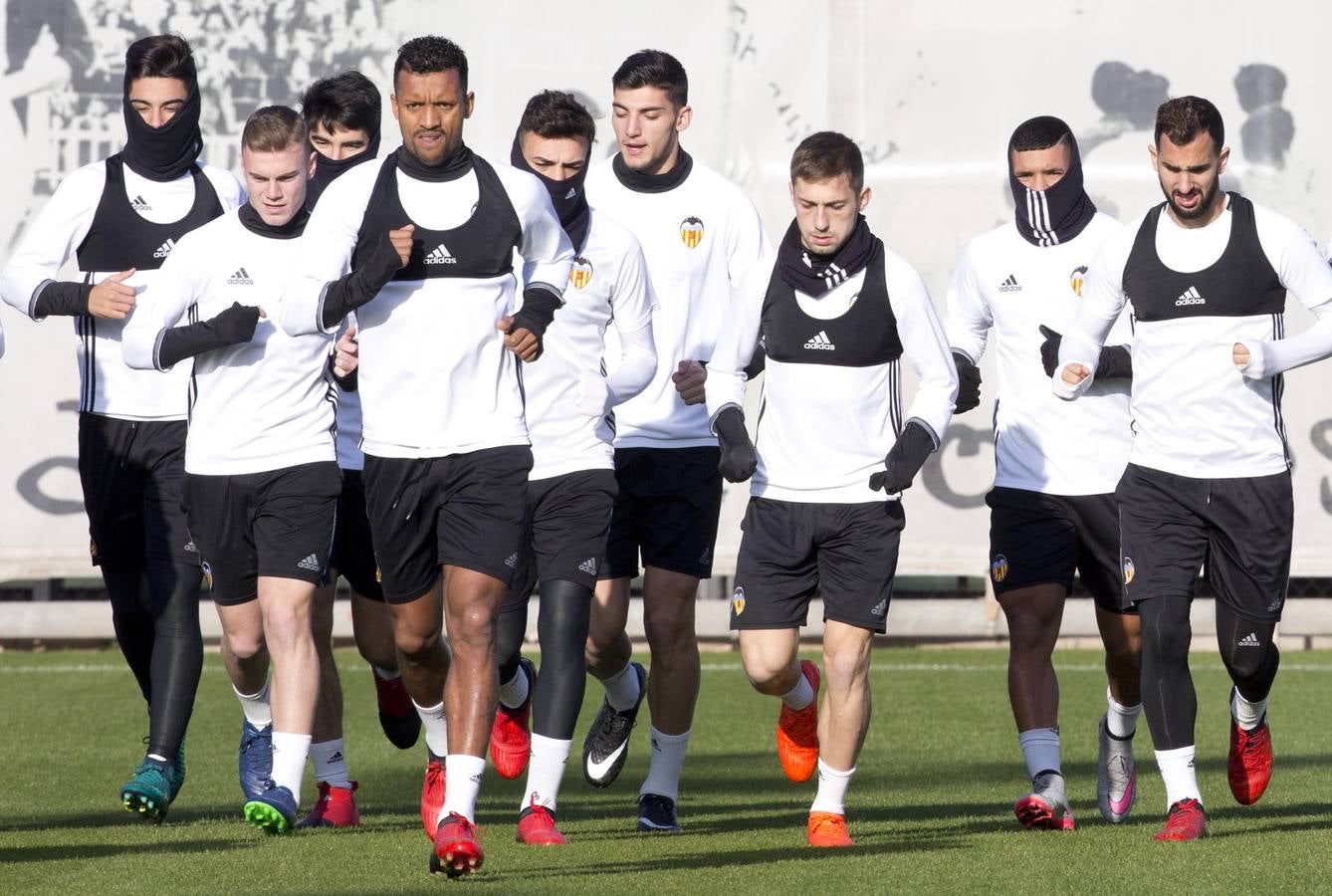 Fotos del entrenamiento del Valencia CF del viernes 30 de diciembre