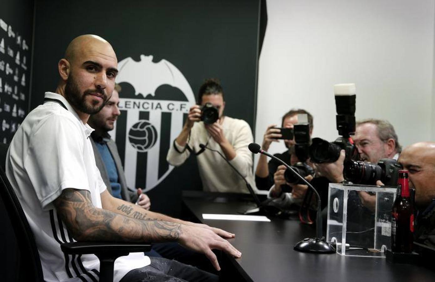 Fotos de la presentación de Zaza como jugador del Valencia CF