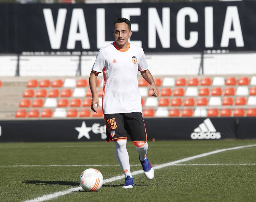 Fotos de la presentación oficial de Orellana como jugador del Valencia CF