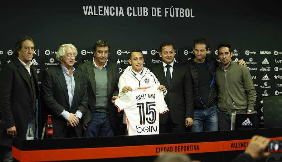 Fotos de la presentación oficial de Orellana como jugador del Valencia CF