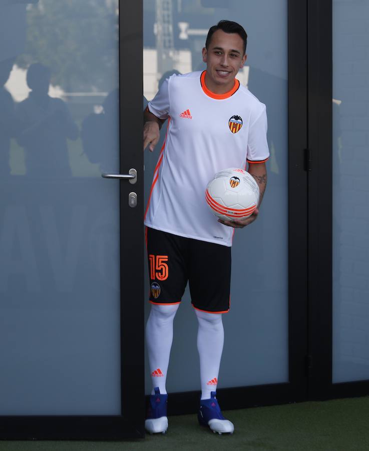 Fotos de la presentación oficial de Orellana como jugador del Valencia CF