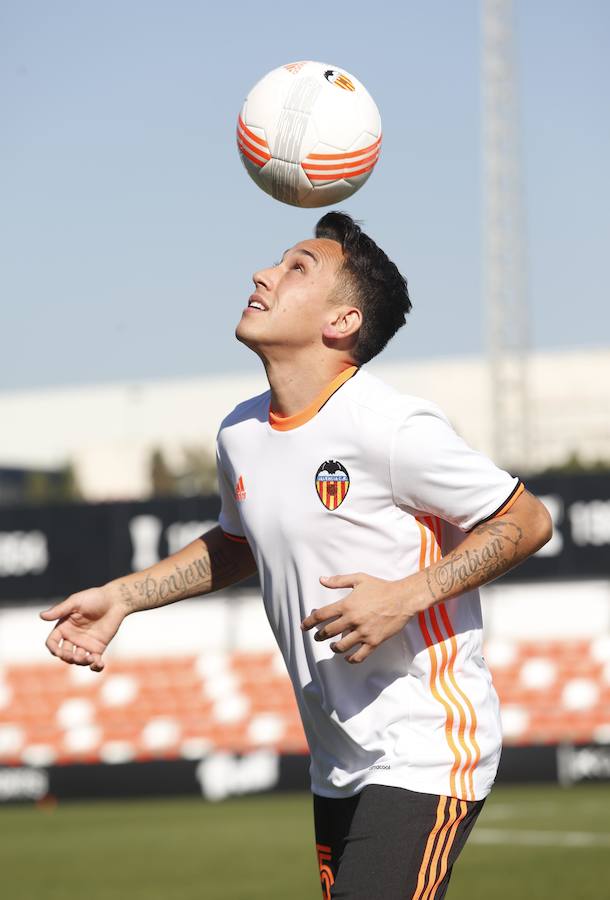 Fotos de la presentación oficial de Orellana como jugador del Valencia CF